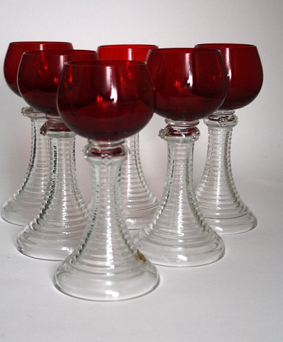 Ondartet Hemmelighed af Sus Antik - Rømer vinglas med vinrød kumme, Reijmyre glasværk.