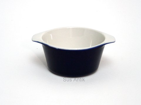 Lyngby Dan-ild med glasurfarver,  blå 2600. Design Axel Brüel i 1958. Ildfast 
porcelæn. Lille gratinskål. Glasurfejl i bund. Diameter 9 cm. Højde 4,5 cm. 
Pris: 60 kr. 
