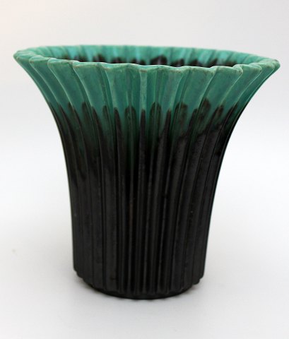 Sort rillet vase med turkis kant