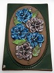 Relief med blå og lilla blomster, Jie
